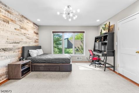 37 Hemlock Road Livingston NJ 07039