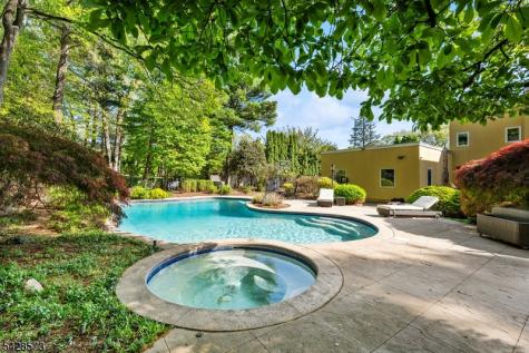 37 Hemlock Road Livingston NJ 07039