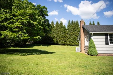 6 Hillside Lane Holland NJ 08848