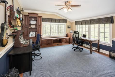 12 Red Oak Row Chester NJ 07930