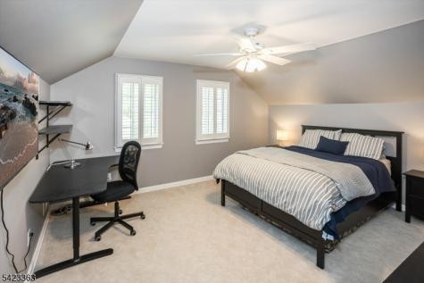 12 Red Oak Row Chester NJ 07930