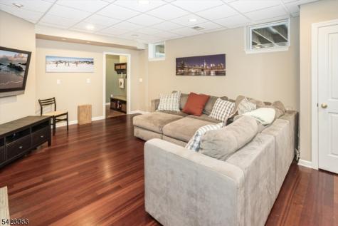 12 Red Oak Row Chester NJ 07930