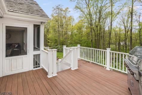 12 Red Oak Row Chester NJ 07930