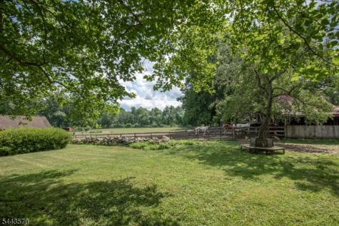 17 Hollow Brook Road Tewksbury NJ 07830