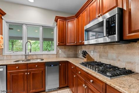 10 Berkshire Way Holland NJ 08848