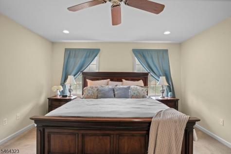 10 Berkshire Way Holland NJ 08848