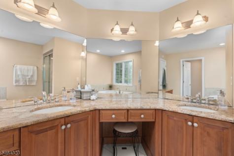 10 Berkshire Way Holland NJ 08848