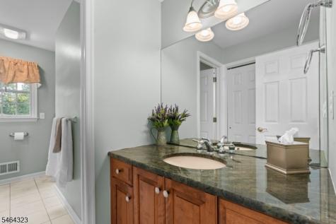 10 Berkshire Way Holland NJ 08848