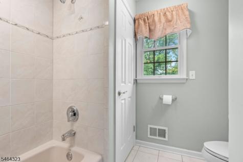 10 Berkshire Way Holland NJ 08848