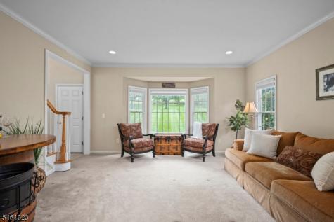 10 Berkshire Way Holland NJ 08848