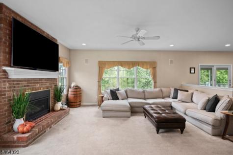 10 Berkshire Way Holland NJ 08848