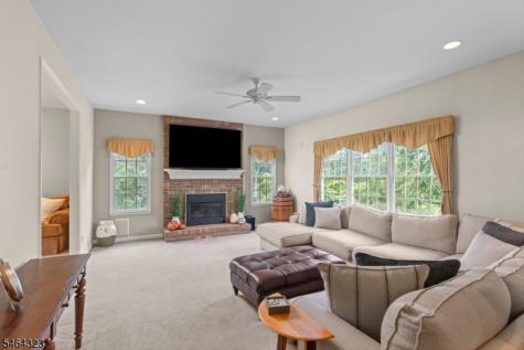10 Berkshire Way Holland NJ 08848