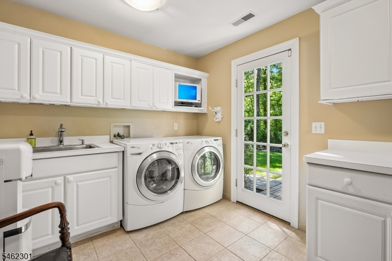 32 Stratford Drive Livingston NJ 07039