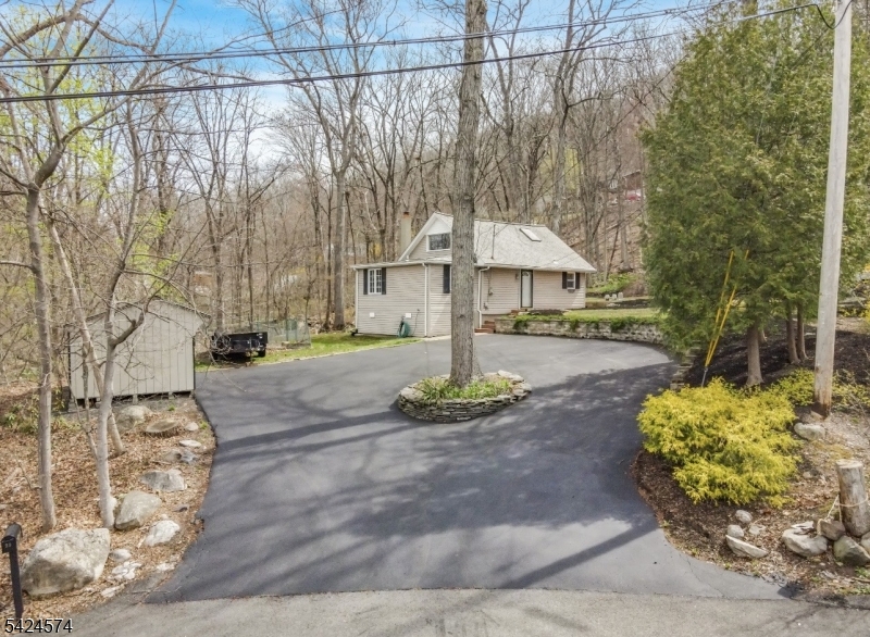 23 Old Woodland Trail Jefferson NJ 07438