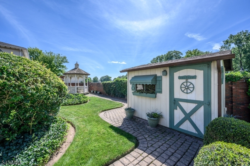 544 Pinewood Avenue Roselle Park NJ 07204