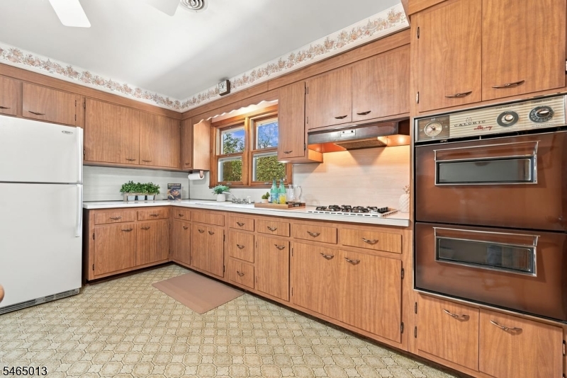 66 Enclosure Street Nutley NJ 07110
