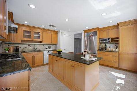 7 Mansfield Court Livingston NJ 07039