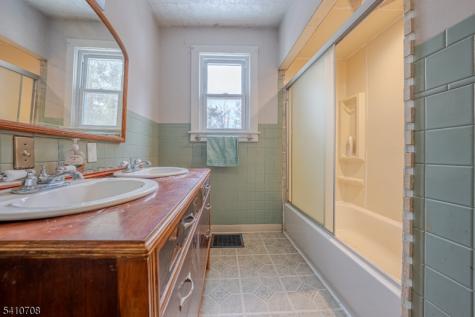 782 Uniontown Road Lopatcong NJ 08865