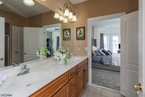 8 Kren Drive Raritan NJ 08551