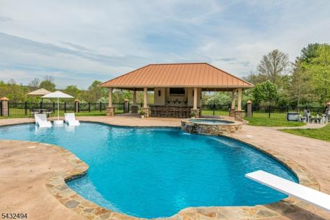 8 Kren Drive Raritan NJ 08551