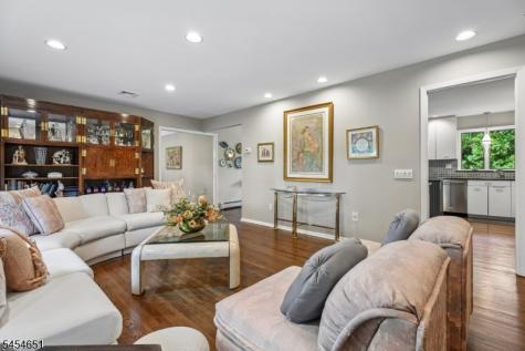 18 Holly Drive Roxbury NJ 07876