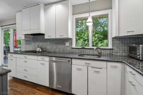 18 Holly Drive Roxbury NJ 07876