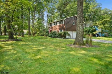 18 Holly Drive Roxbury NJ 07876