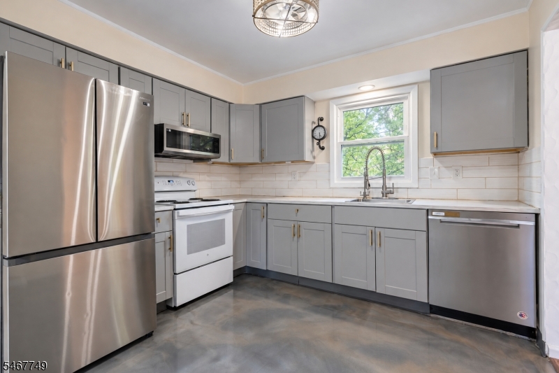 13 Adelphi Trail Hopatcong NJ 07843