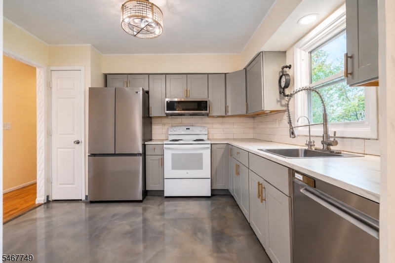13 Adelphi Trail Hopatcong NJ 07843