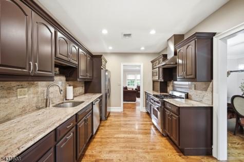 17 Kiowa Oakland NJ 07436
