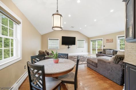 17 Kiowa Oakland NJ 07436