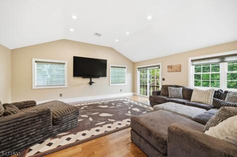17 Kiowa Oakland NJ 07436