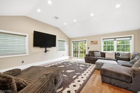 17 Kiowa Oakland NJ 07436