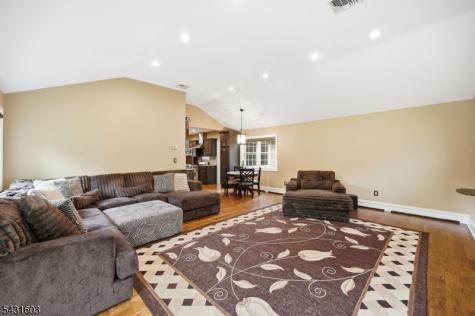 17 Kiowa Oakland NJ 07436