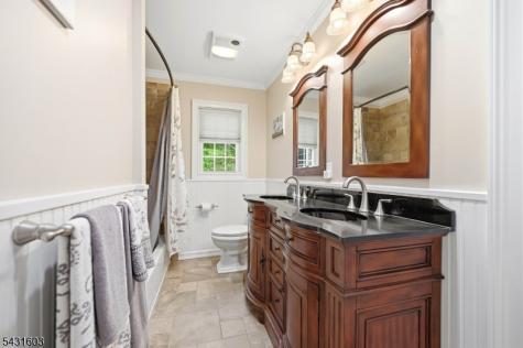17 Kiowa Oakland NJ 07436