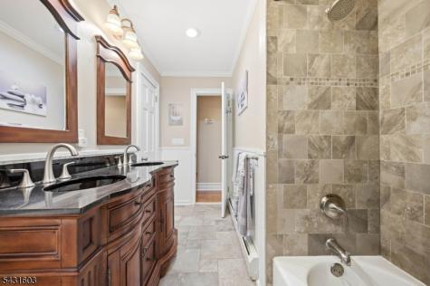 17 Kiowa Oakland NJ 07436