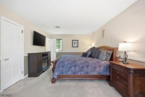 17 Kiowa Oakland NJ 07436