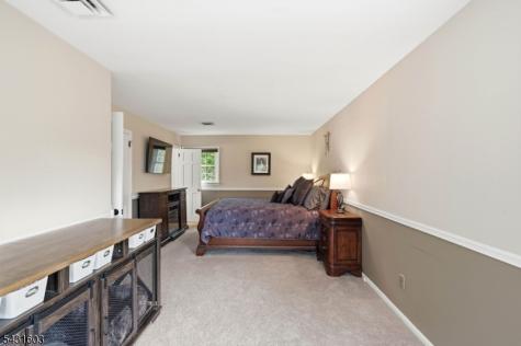 17 Kiowa Oakland NJ 07436