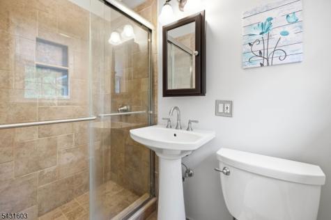 17 Kiowa Oakland NJ 07436