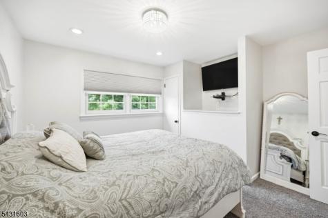 17 Kiowa Oakland NJ 07436