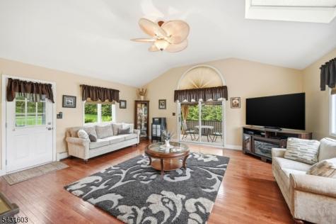 17 Kiowa Oakland NJ 07436