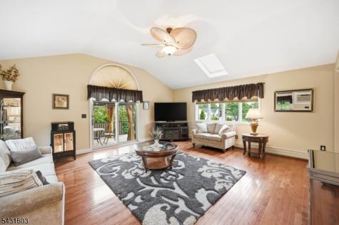 17 Kiowa Oakland NJ 07436
