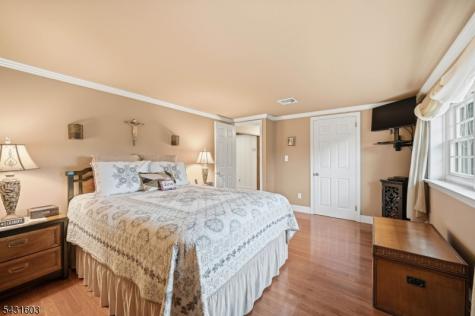 17 Kiowa Oakland NJ 07436