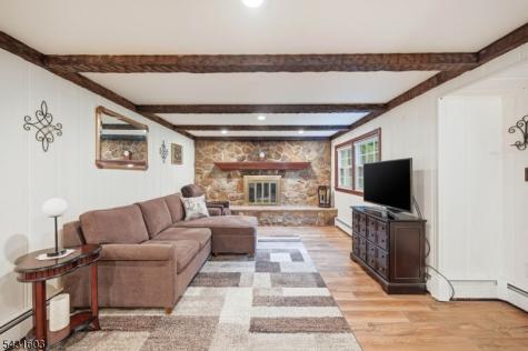 17 Kiowa Oakland NJ 07436