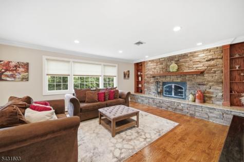 17 Kiowa Oakland NJ 07436