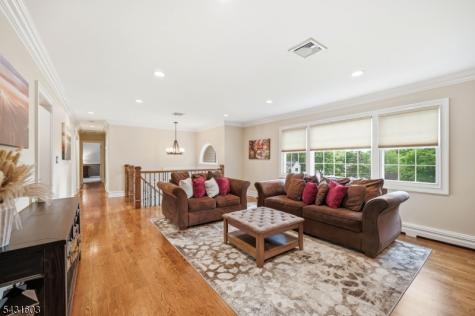17 Kiowa Oakland NJ 07436