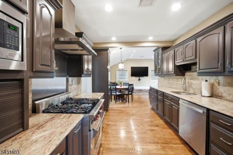 17 Kiowa Oakland NJ 07436