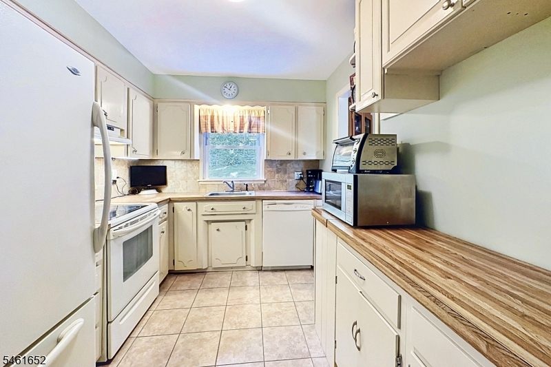 9 Barton Lane Hopatcong NJ 07843