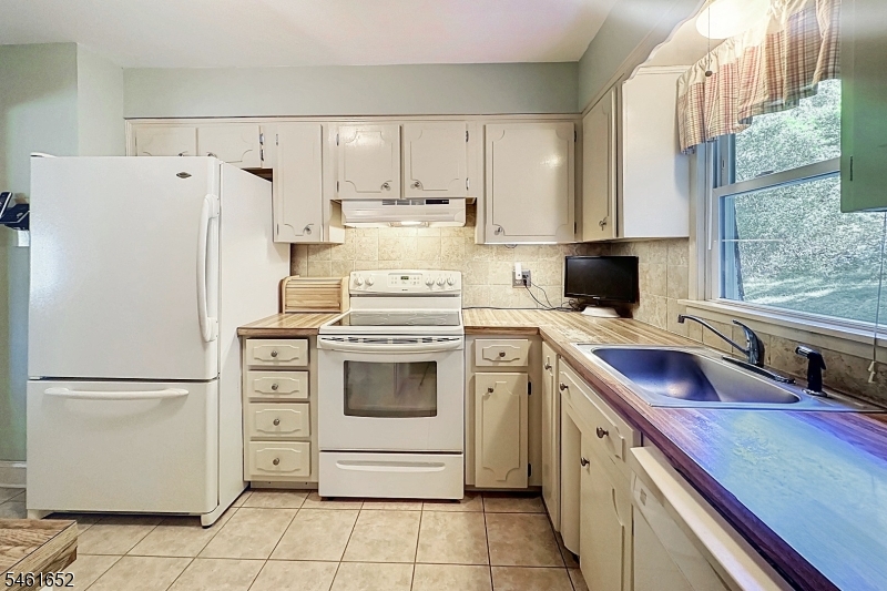 9 Barton Lane Hopatcong NJ 07843