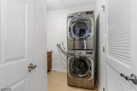 24 Bluffs Court Hamburg NJ 07419
